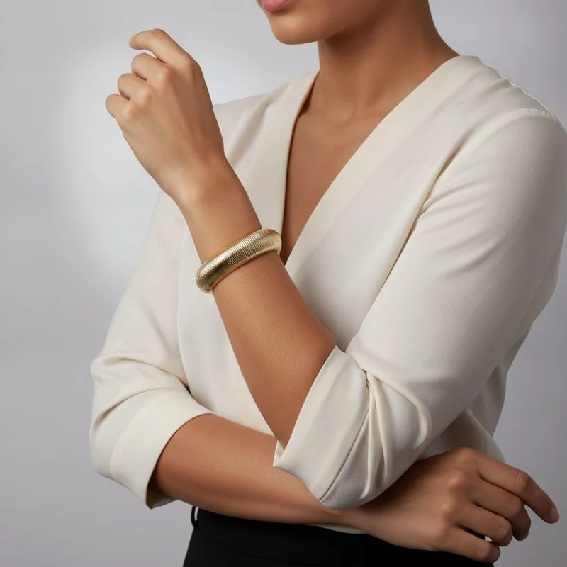 Bracciale rigido con striature eleganti - Oro