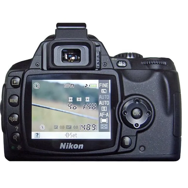 D40 SLR - Nero + Nikon AF-S DX Nikkor 18-55mm f/3.5-5.6G ED II f/3.5-5.6