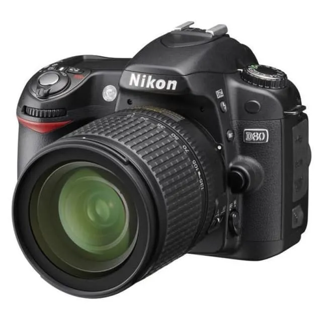D80 SLR - Nero + Nikon AF-S DX Nikkor 18-70mm f/3.5-4.5G ED-IF f/3.5-4.5