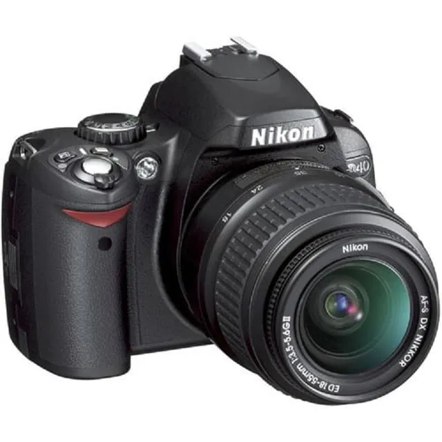 D40 SLR - Nero + Nikon AF-S DX Nikkor 18-70mm f/3.5-4.5G IF-ED f/3.5-4.5