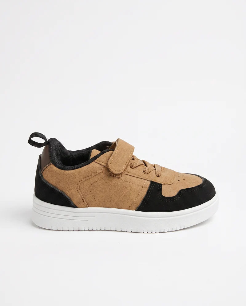 Sneakers camel con riporti neri e strappo - Cammello