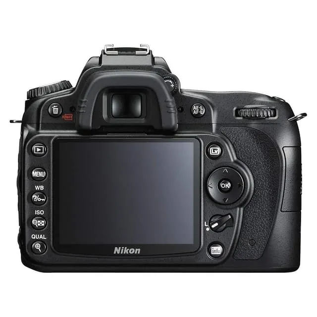 D90 SLR - Nero + Nikon Nikkor AF-S DX VR 18-105mm f/3.5-5.6G ED f/3.5-5.6