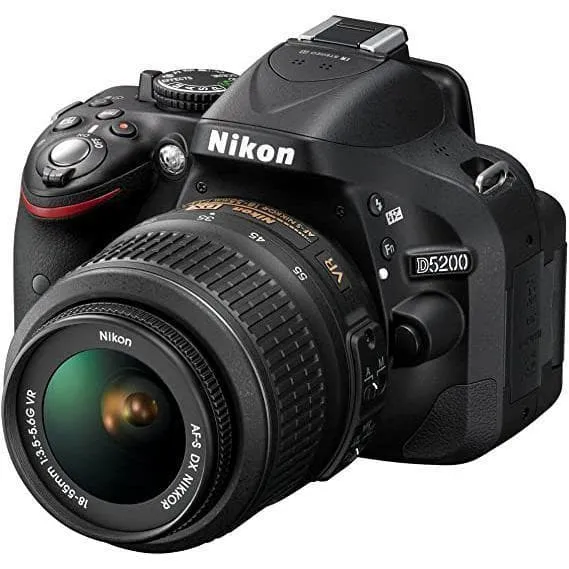 SLR D5200 - Nero + Nikon AF-S DX Nikkor 18-55mm f/3.5-5.6G VR f/3.5-5.6