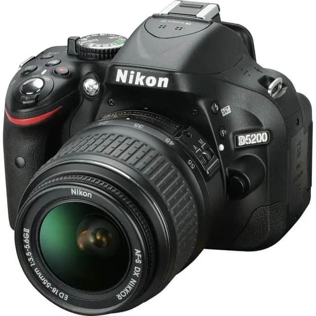 SLR D5200 - Nero + Nikon AF-S DX Nikkor 18-55mm f/3.5-5.6G ED II f/3.5-5.6