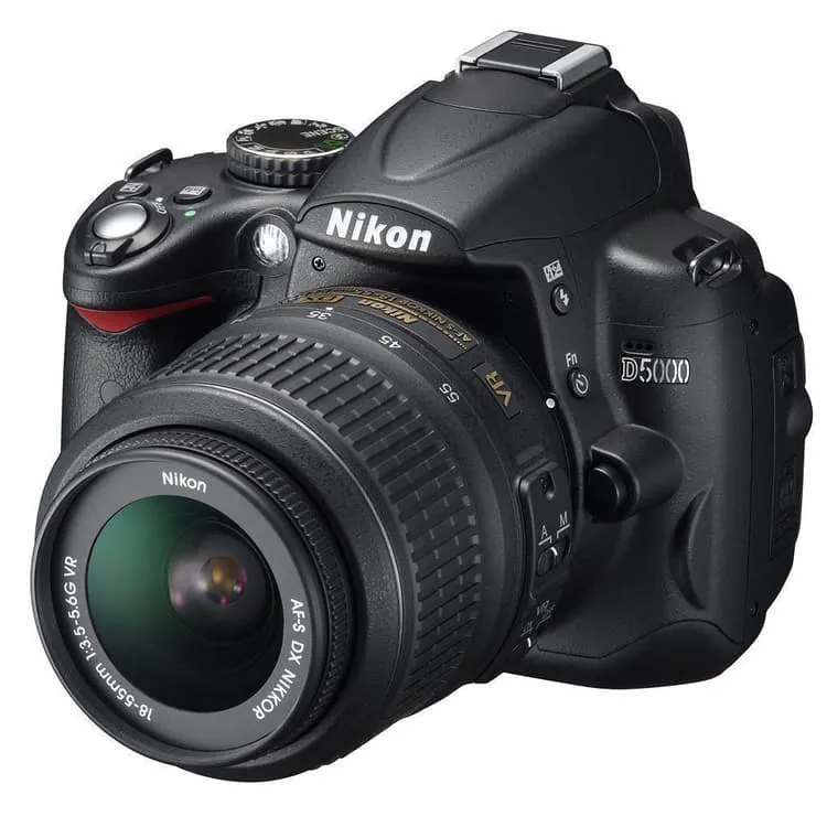 SLR D5000 - Nero + Nikon AF-S DX Nikkor 18-55mm f/3.5-5.6G VR f/3.5-5.6G