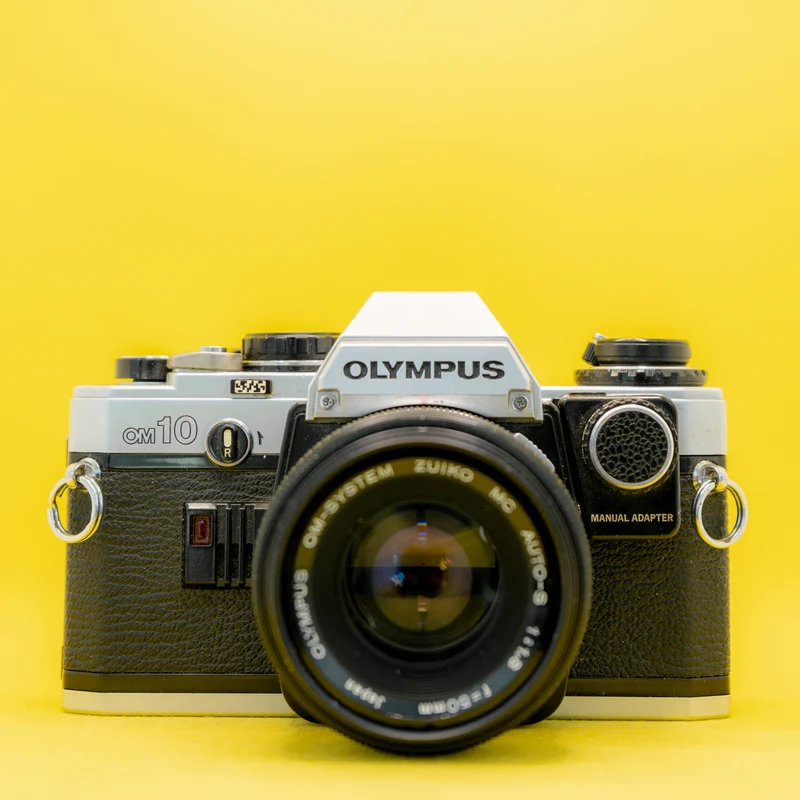 Fotocamera reflex Olympus OM10 + Zuiko 50mm 1.8 - 35mm vintage - Adattatore non manuale incluso *