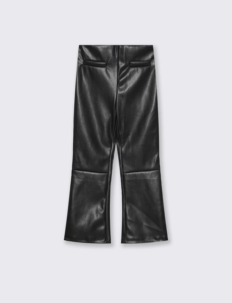 Leggings modello flare in finta pelle. - Nero