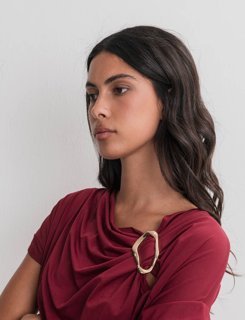 T-SHIRT CON FIBBIA - Vinaccia